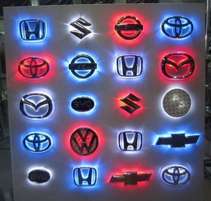 можно устанавливать эмблему на автомобиль с синей подсветкой правильно